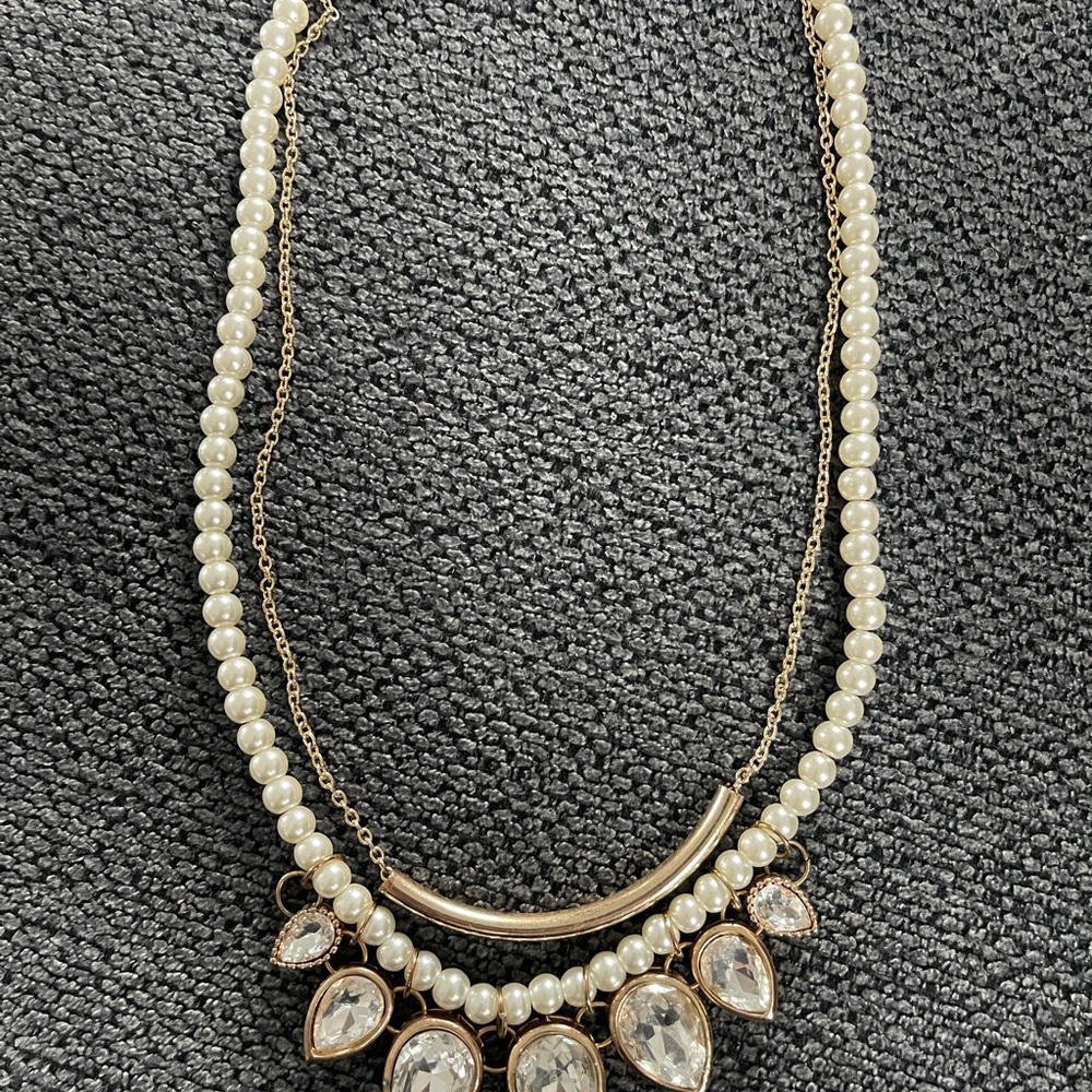 Chic Pearl and Gold Necklace